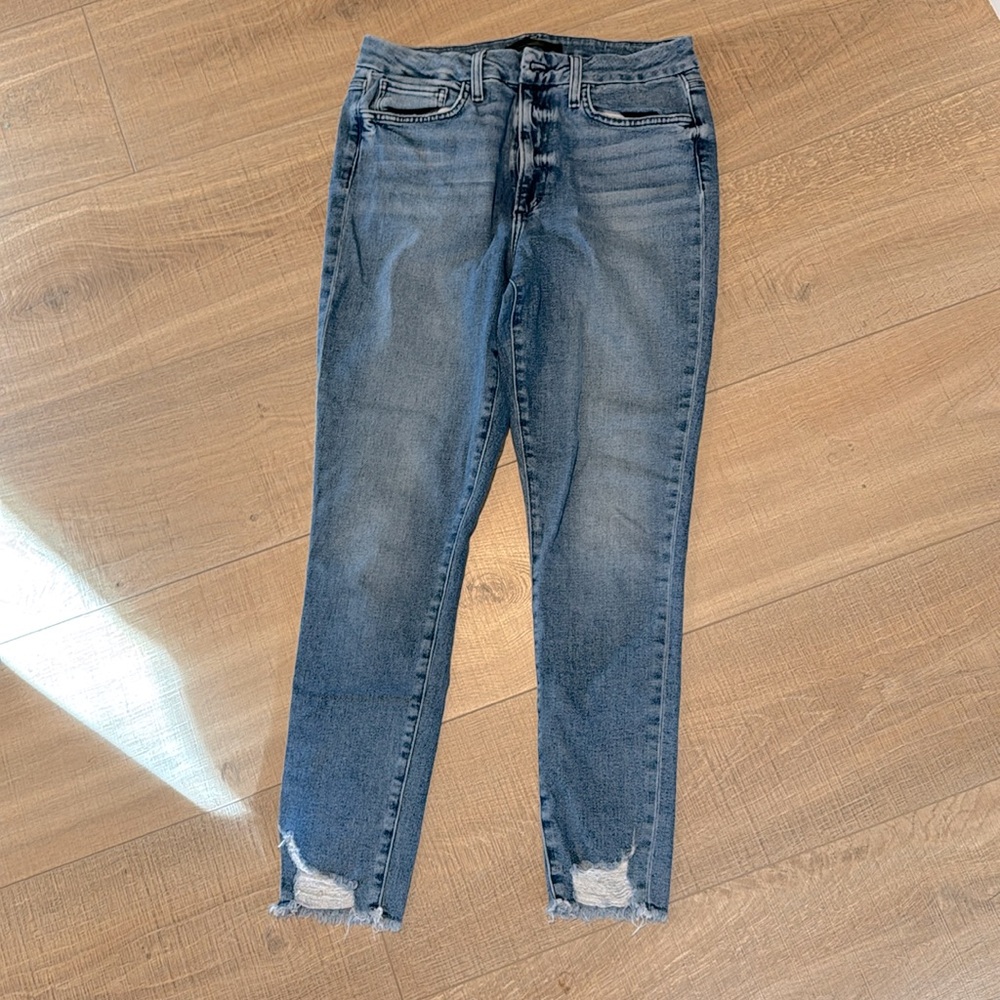 Joe’s Hi Rise Honey, curvy skinny ankle. Size 32 raw hem distressed ankle.